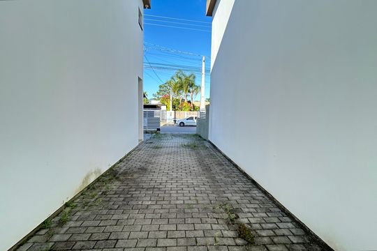 Garagem de casa para alugar com 3 quartos, 125m² em Campeche Central, Florianópolis