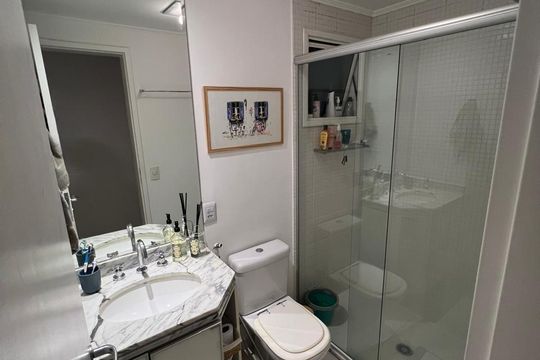 Banheiro de apartamento à venda com 2 quartos, 74m² em Vila Madalena, São Paulo