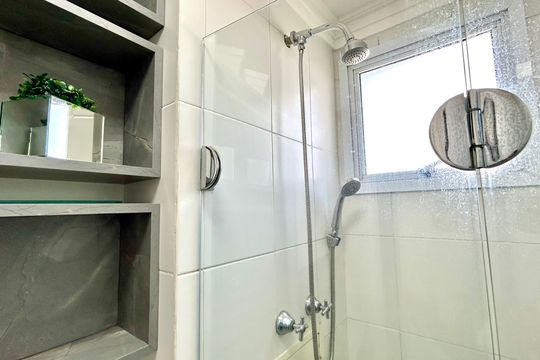 Banheiro de apartamento à venda com 2 quartos, 49m² em Jardim Flor da Montanha, Guarulhos
