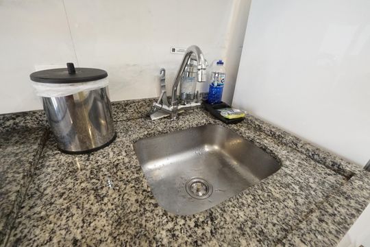 Cozinha de kitnet/studio à venda com 1 quarto, 28m² em Liberdade, São Paulo