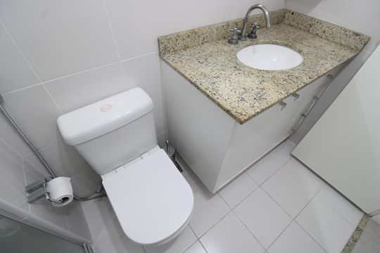Banheiro social de apartamento à venda com 3 quartos, 112m² em Barra Olímpica, Rio de Janeiro