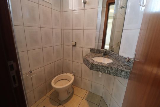 Lavabo de apartamento para alugar com 3 quartos, 130m² em Nossa Senhora Aparecida, Uberlândia