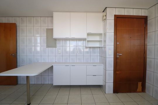 Cozinha de apartamento para alugar com 3 quartos, 130m² em Nossa Senhora Aparecida, Uberlândia