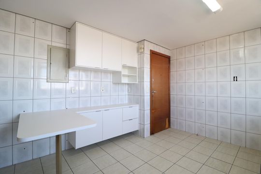 Cozinha de apartamento para alugar com 3 quartos, 130m² em Nossa Senhora Aparecida, Uberlândia