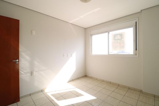 Quarto 2 de apartamento para alugar com 3 quartos, 130m² em Nossa Senhora Aparecida, Uberlândia