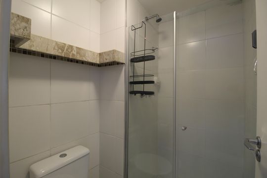 Banheiro de apartamento à venda com 2 quartos, 55m² em Curicica, Rio de Janeiro