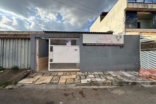 Fachada de casa para alugar com 2 quartos, 95m² em Conjunto 9, Brasília