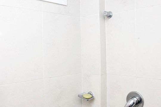 Banheiro de apartamento para alugar com 1 quarto, 60m² em Auxiliadora, Porto Alegre