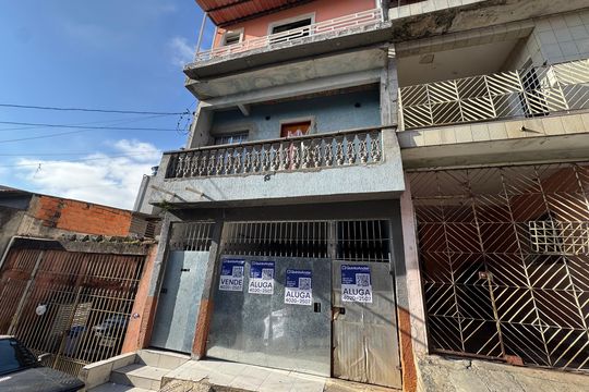 Fachada com placa grande  de casa para alugar com 2 quartos, 90m² em Conceicao, Osasco