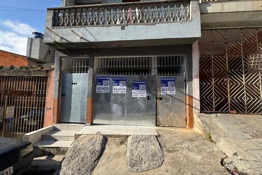 Fachada com placa grande  de casa para alugar com 2 quartos, 90m² em Conceicao, Osasco