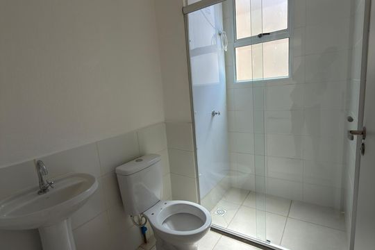 Banheiro  de apartamento para alugar com 2 quartos, 45m² em Sol Nascente, Brasília
