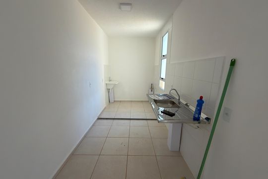 Cozinha  de apartamento para alugar com 2 quartos, 45m² em Sol Nascente, Brasília