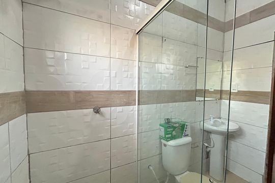 Banheiro de casa de condomínio para alugar com 1 quarto, 32m² em Rio Tavares, Florianópolis