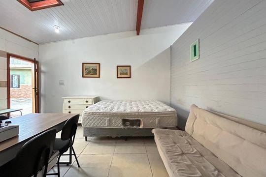 Sala de casa de condomínio para alugar com 1 quarto, 32m² em Rio Tavares, Florianópolis