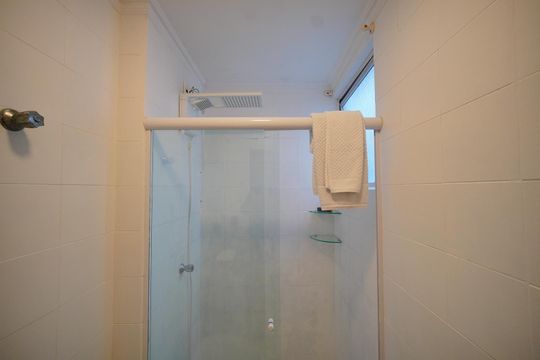 Banheiro de apartamento para alugar com 1 quarto, 43m² em Coqueiros, Florianópolis