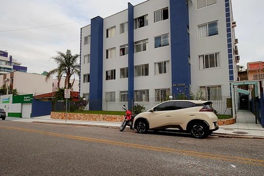 Fachada  de apartamento para alugar com 1 quarto, 43m² em Coqueiros, Florianópolis