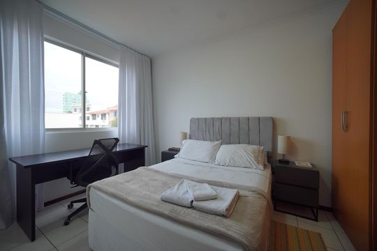 Quarto  de apartamento para alugar com 1 quarto, 43m² em Coqueiros, Florianópolis
