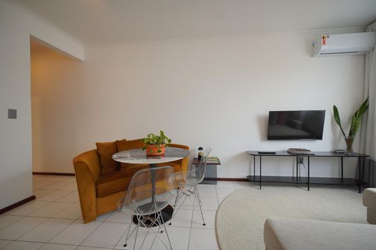 Sala  de apartamento para alugar com 1 quarto, 43m² em Coqueiros, Florianópolis