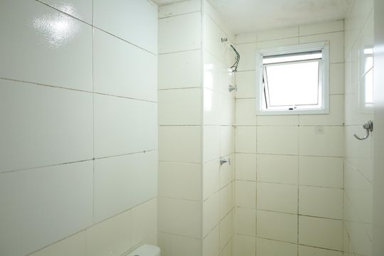 Banheiro de apartamento para alugar com 2 quartos, 42m² em Jardim Nélia, Ferraz de Vasconcelos