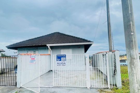Fachada com placa de casa para alugar com 3 quartos, 97m² em Aguassai, Cotia