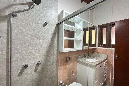 Banheiro suíte 2 de casa de condomínio para alugar com 3 quartos, 230m² em Santo Antonio de Lisboa, Florianópolis