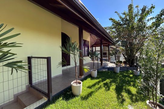 Jardim de casa de condomínio para alugar com 3 quartos, 230m² em Santo Antonio de Lisboa, Florianópolis