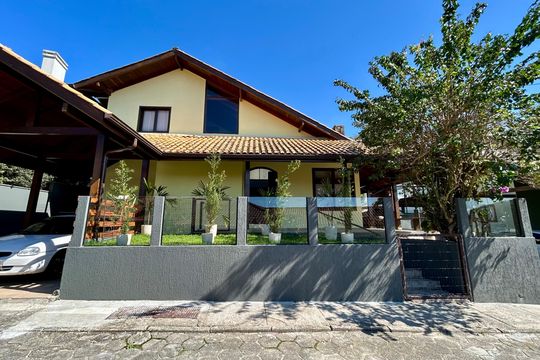 Fachada de casa de condomínio para alugar com 3 quartos, 230m² em Santo Antonio de Lisboa, Florianópolis