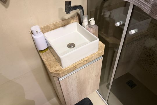 Banheiro de kitnet/studio para alugar com 1 quarto, 29m² em Embaré, Santos