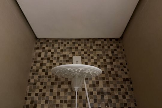 Banheiro de kitnet/studio para alugar com 1 quarto, 29m² em Embaré, Santos