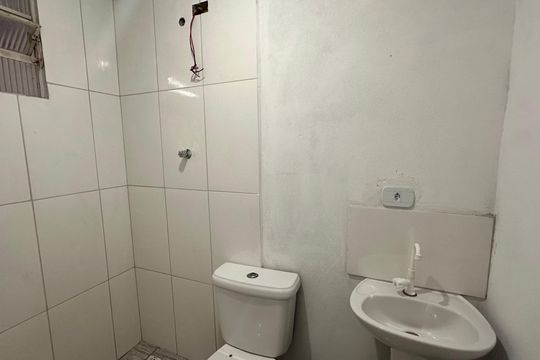 Banheiro social de casa para alugar com 1 quarto, 22m² em Santo Amaro, São Paulo