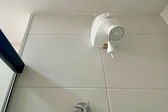 Banheiro de kitnet/studio para alugar com 1 quarto, 28m² em Pinheiros, São Paulo