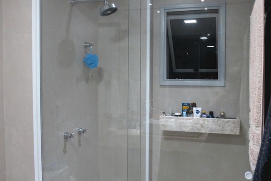 Banheiro da Suíte 1 de apartamento para alugar com 3 quartos, 155m² em Vila Sofia, São Paulo