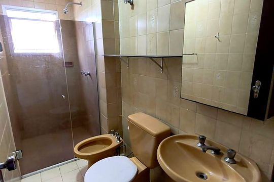 Banheiro de apartamento para alugar com 1 quarto, 46m² em Centro, Curitiba