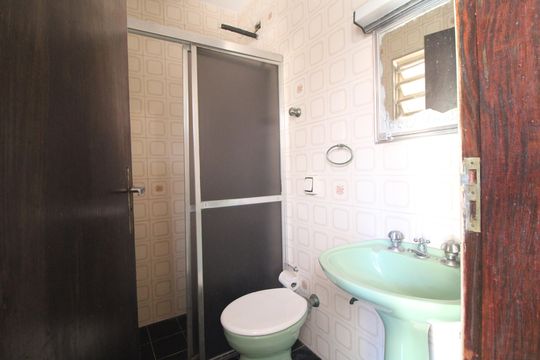 Banheiro de serviço de casa para alugar com 3 quartos, 200m² em Jardim Teresa, São Paulo