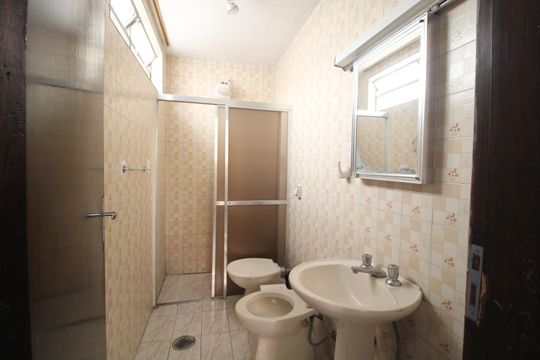 Banheiro comum de casa para alugar com 3 quartos, 200m² em Jardim Teresa, São Paulo