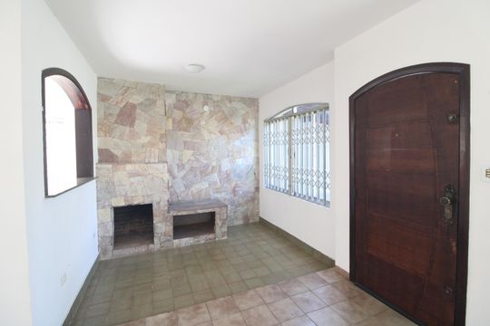 Casa para alugar com 3 quartos, 200m² em Jardim Teresa, São Paulo