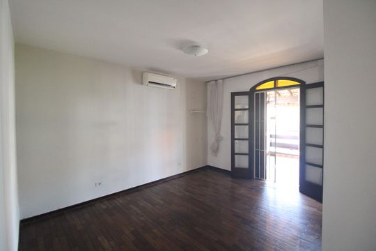 Suíte de casa para alugar com 3 quartos, 200m² em Jardim Teresa, São Paulo