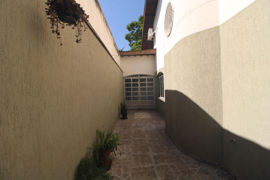 Quintal lateral de casa para alugar com 3 quartos, 200m² em Jardim Teresa, São Paulo