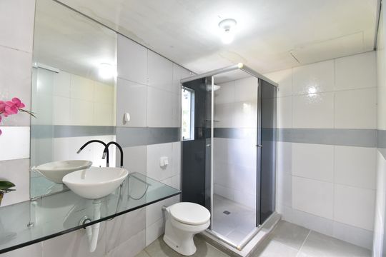 Banheiro da Suíte de casa para alugar com 2 quartos, 182m² em Mossunguê, Curitiba