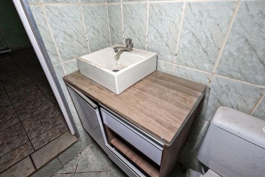 Banheiro social de casa à venda com 1 quarto, 147m² em Piqueri, São Paulo