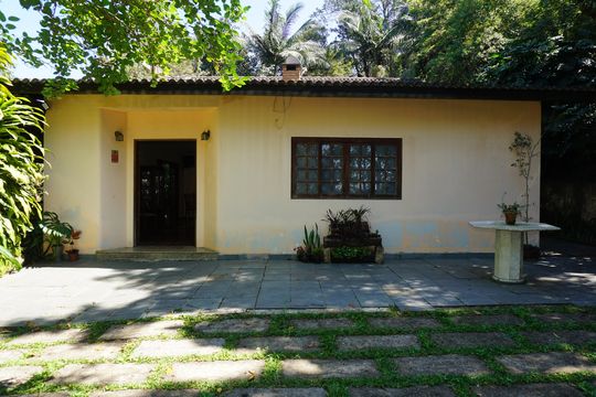 Fachada de casa para alugar com 5 quartos, 625m² em Condomínio Iolanda, Embu das Artes