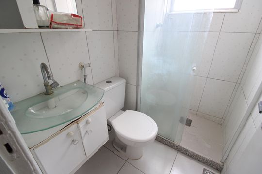 Banheiro de apartamento à venda com 2 quartos, 48m² em Taquara, Rio de Janeiro