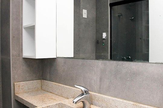 Banheiro de kitnet/studio para alugar com 1 quarto, 76m² em Mont’serrat, Porto Alegre