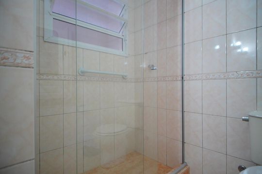 Banheiro social de apartamento à venda com 2 quartos, 54m² em Bom Fim, Porto Alegre