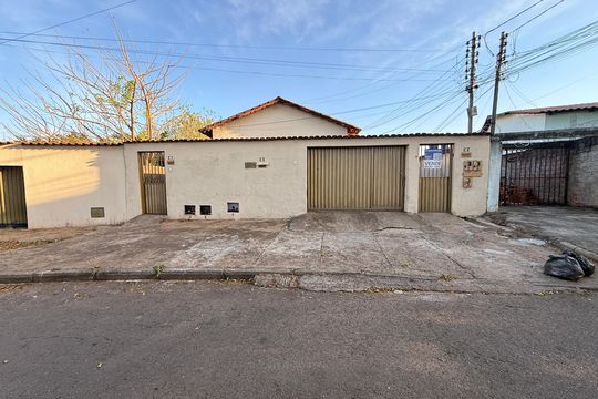 Fachada de casa à venda com 6 quartos, 495m² em Cidade Jardi, Goiânia