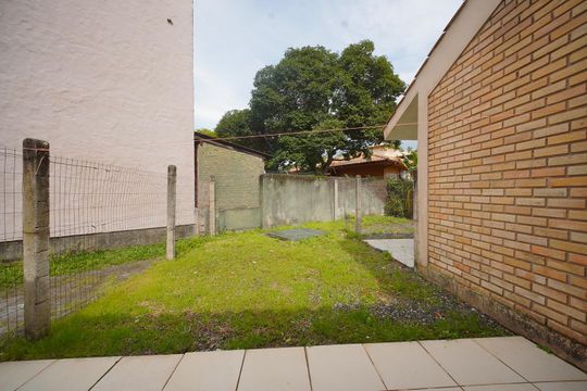 Quintal de casa de condomínio para alugar com 1 quarto, 68m² em Barra da Lagoa, Florianópolis