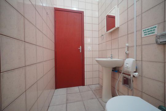 Banheiro  de casa de condomínio para alugar com 1 quarto, 68m² em Barra da Lagoa, Florianópolis