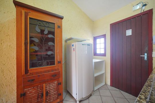 Cozinha  de casa de condomínio para alugar com 1 quarto, 68m² em Barra da Lagoa, Florianópolis
