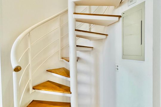 Escada  de apartamento para alugar com 1 quarto, 56m² em A Industrial, Barueri