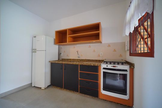 Cozinha  de casa de condomínio para alugar com 2 quartos, 79m² em Barra da Lagoa, Florianópolis
